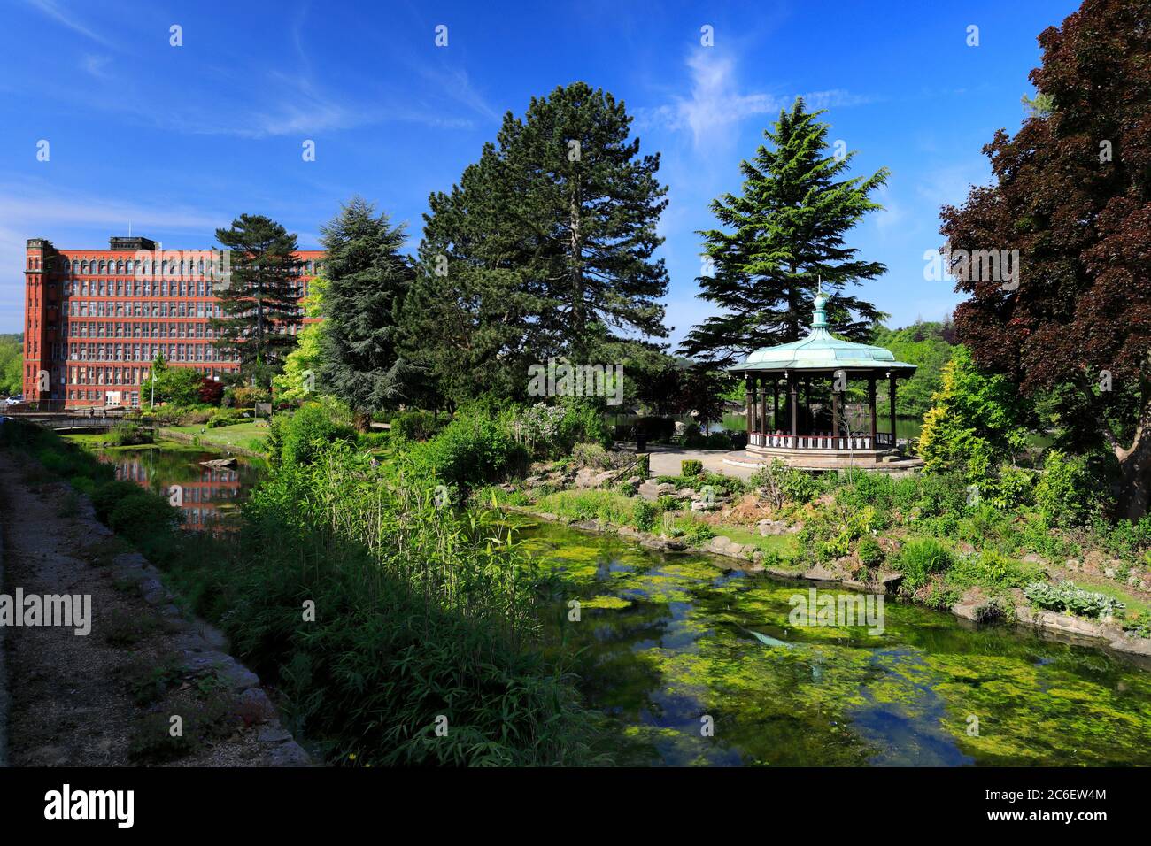 Vue de printemps sur les jardins de la rivière, la rivière Derwent, Belper Town, Amber Valley, Derbyshire Dales, Angleterre, Royaume-Uni Banque D'Images