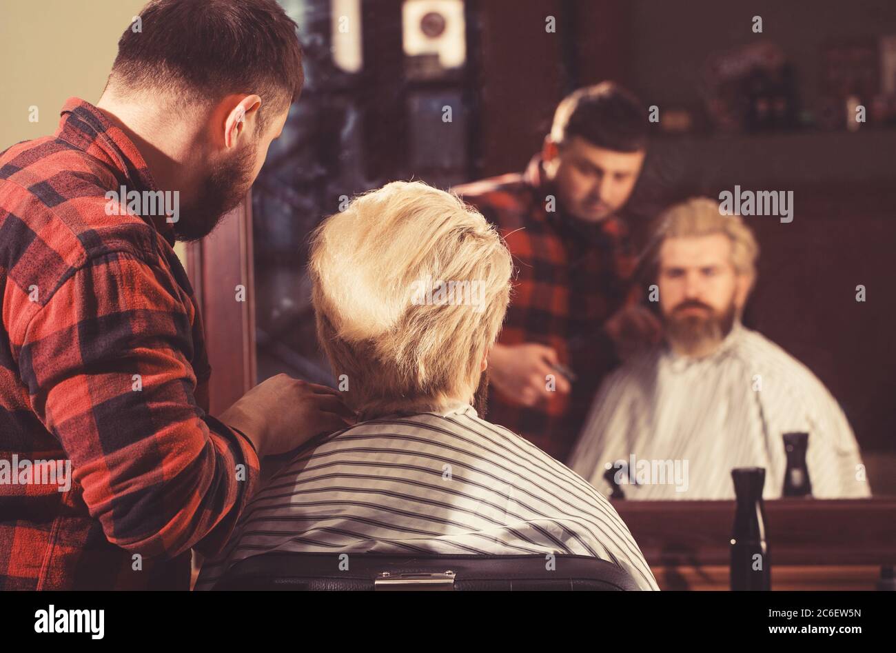 Super séjour au barbershop. Un gars content qui se fait couper la coiffure. Banque D'Images