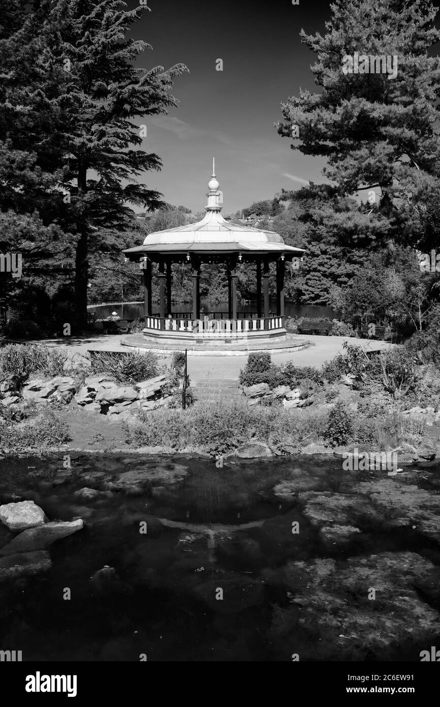 Vue de printemps sur les jardins de la rivière, la rivière Derwent, Belper Town, Amber Valley, Derbyshire Dales, Angleterre, Royaume-Uni Banque D'Images