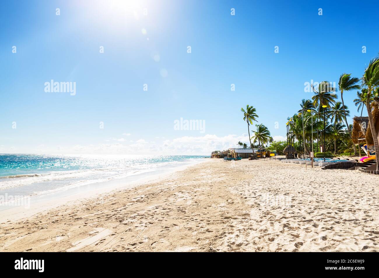 Palmiers à noix de coco sur une plage de sable blanc à Punta Cana, République dominicaine. Concept vacances d'été. Plage tropicale. Banque D'Images