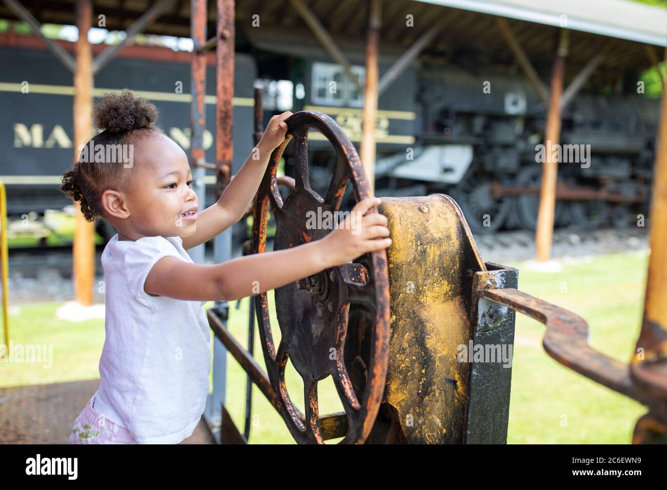 Une jeune fille joue sur une voiture de train à Hagerstown, MD, USA. Banque D'Images