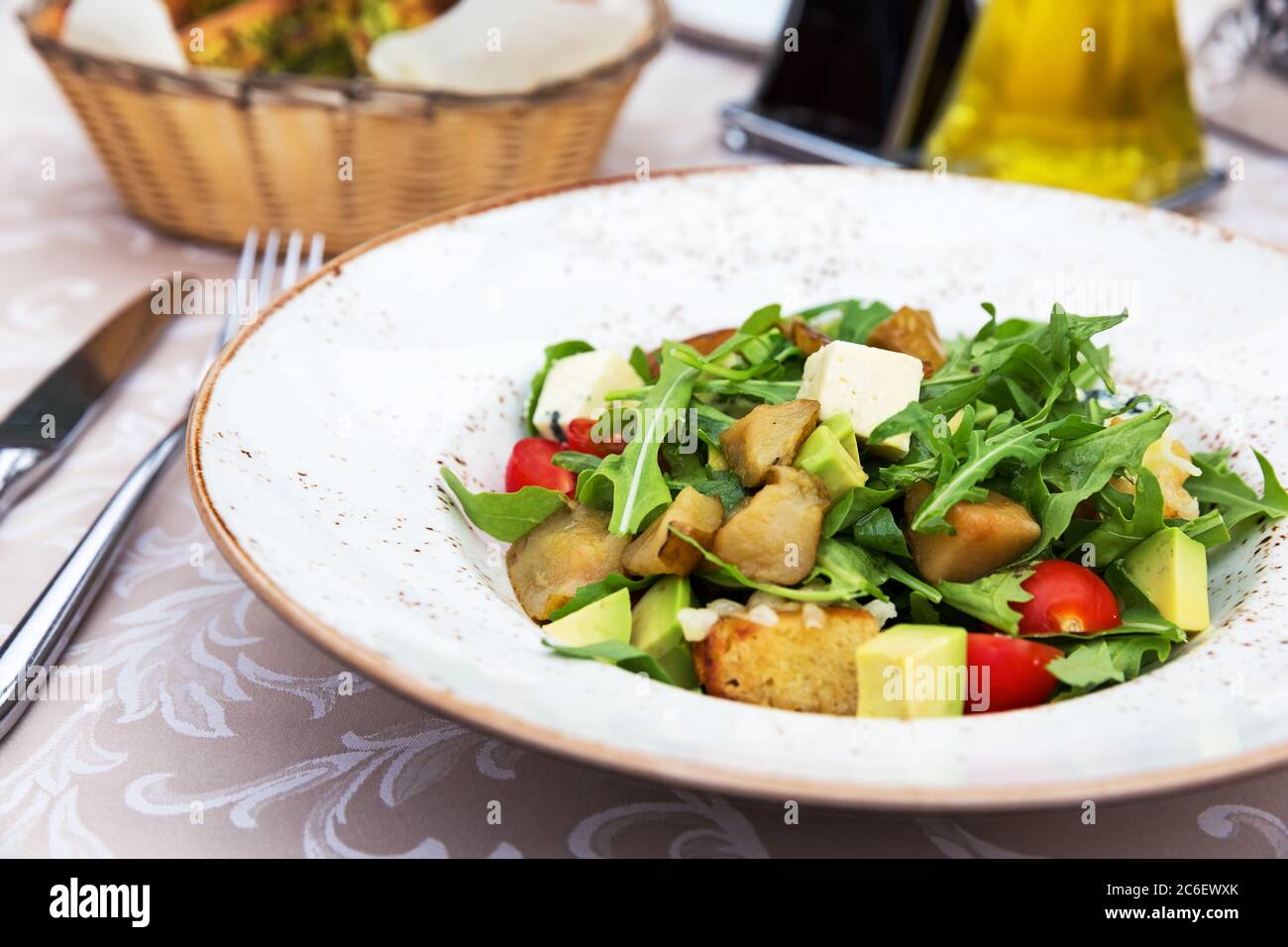 Salade verte fraîche avec poires, feta, arugula et avocat Banque D'Images