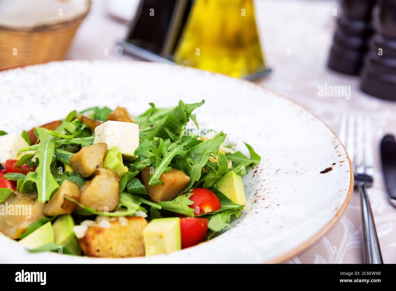 Salade verte fraîche avec poires, feta, arugula et avocat Banque D'Images