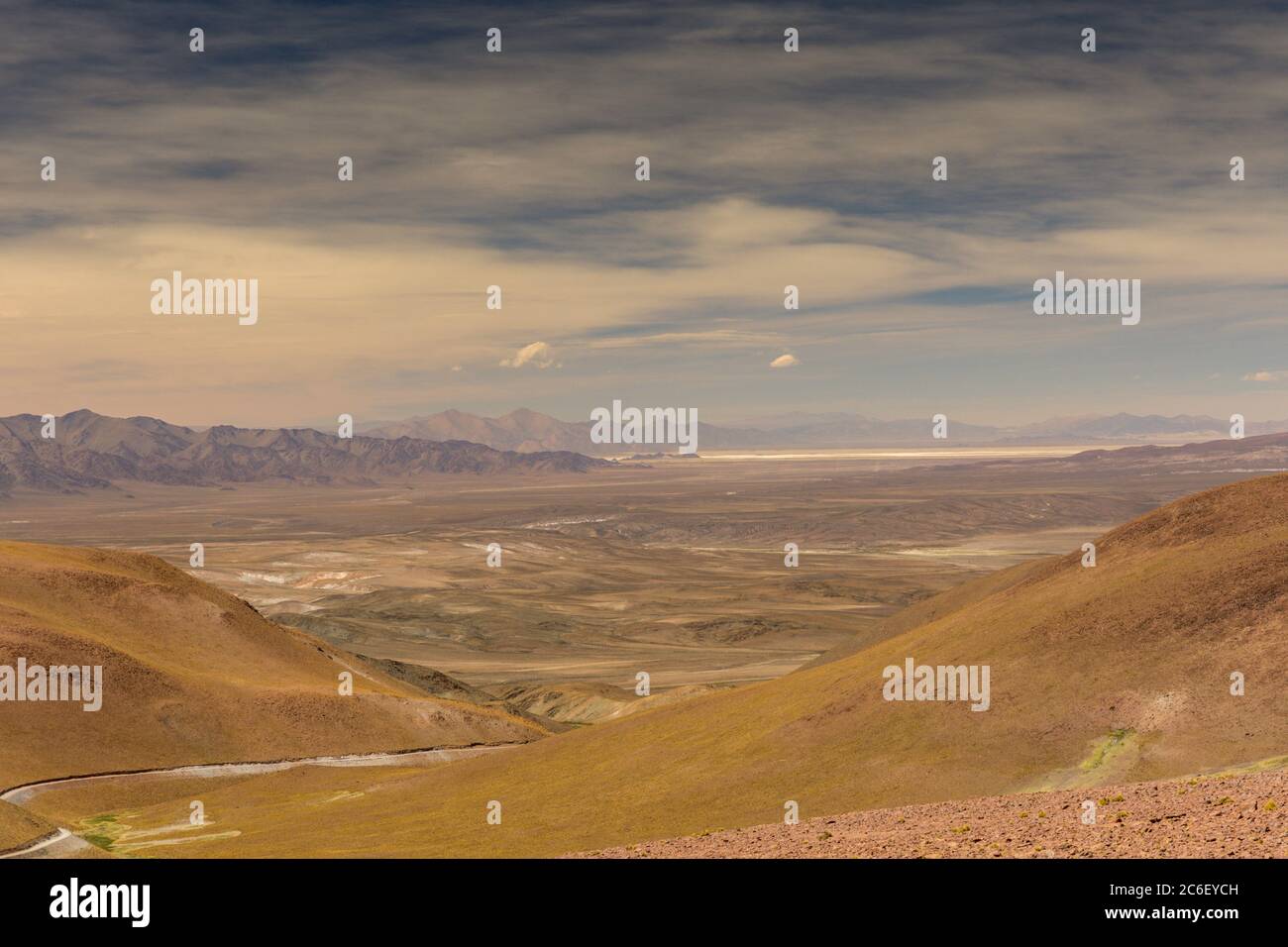 Vue sur l'altiplano depuis Abra de Acay sur Ruta 40 dans les Andes dans la province de Salta, Argentine Banque D'Images