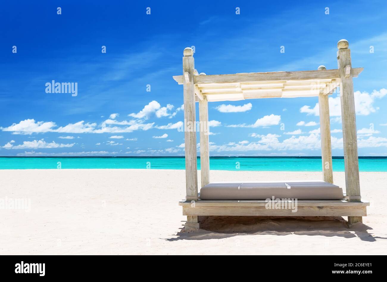 Vue sur la belle plage avec un lit balinais. Plage de sable blanc d'un  complexe de luxe à Punta Cana, République Dominicaine Photo Stock - Alamy