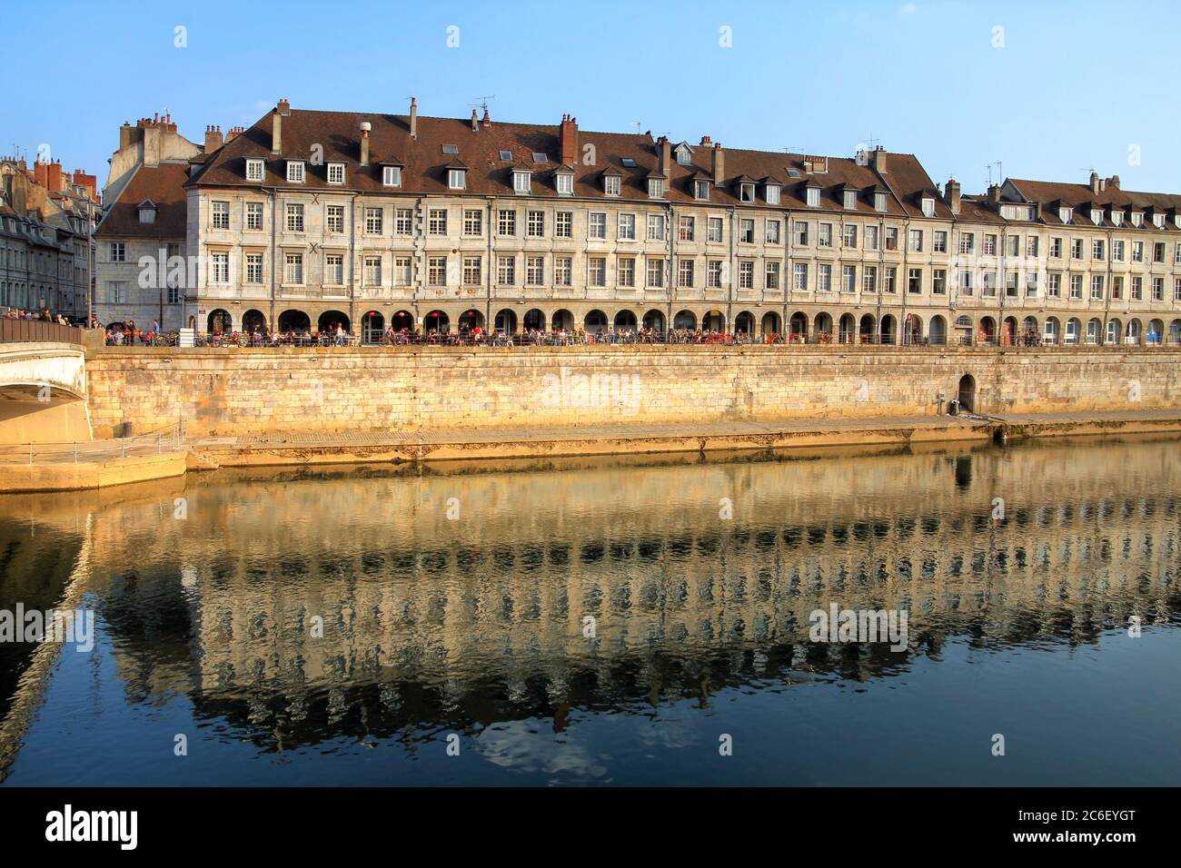 Le quai Vauban est constitué de maisons aux arches construites le long de la Dole sur la ville avec la vieille ville de Besançon - la capitale de Franche-Comté, France. Banque D'Images