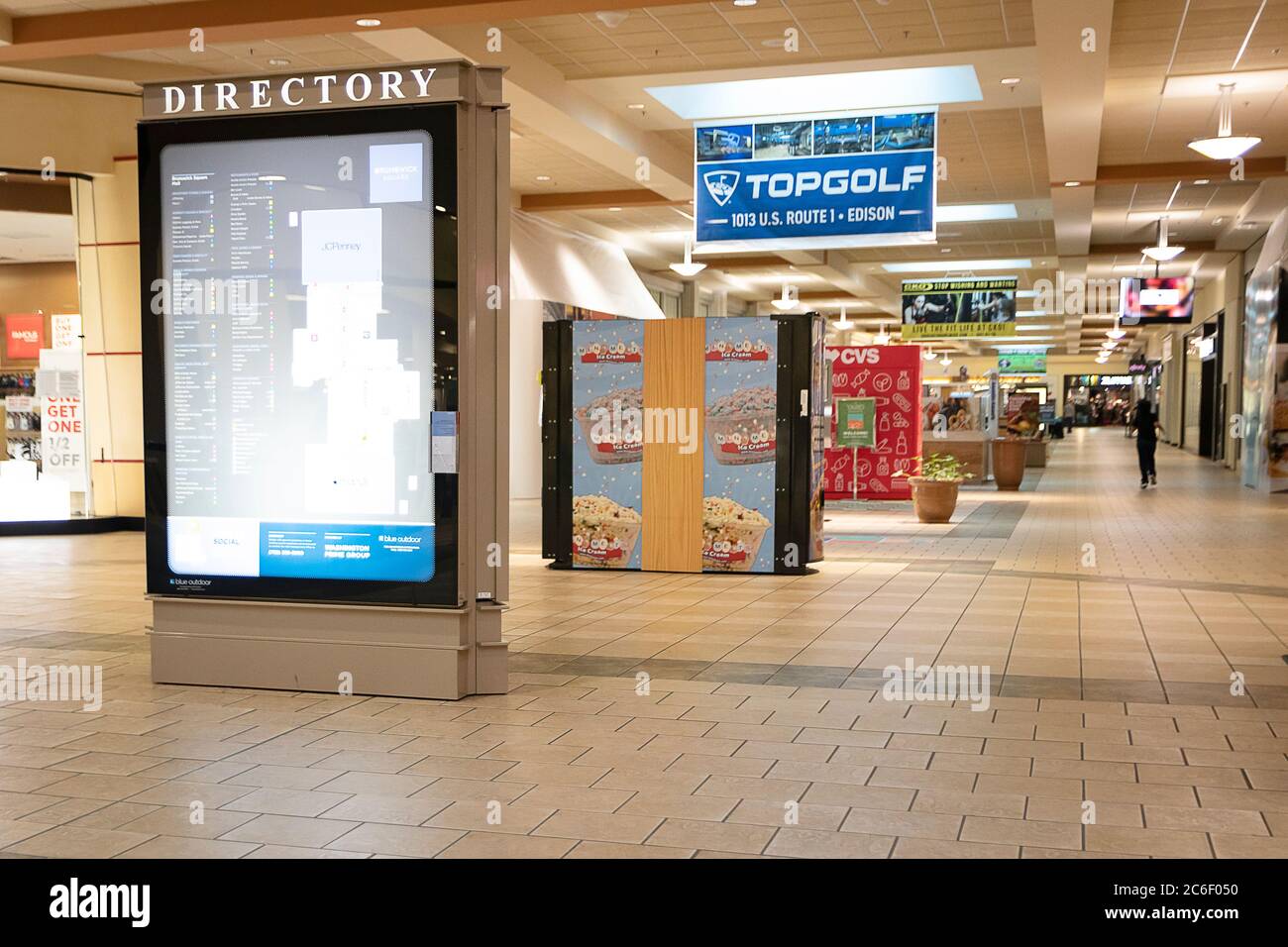 1 juillet 2020: Vue de la plupart des centres commerciaux vides, pendant la première semaine de réouverture pendant la pandémie COVID-19. Les centres commerciaux du New Jersey avaient été fermés par le gouvernement Banque D'Images