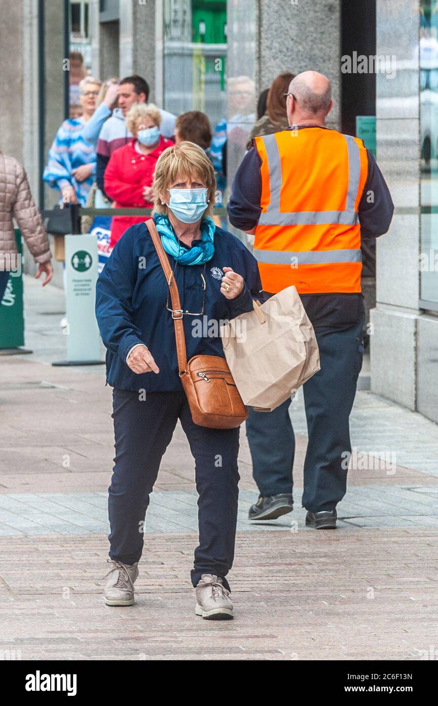 Cork, Irlande. 9 juillet 2020. Une femme porte un masque facial à Cork pour se protéger contre Covid-19. Crédit : AG News/Alay Live News Banque D'Images