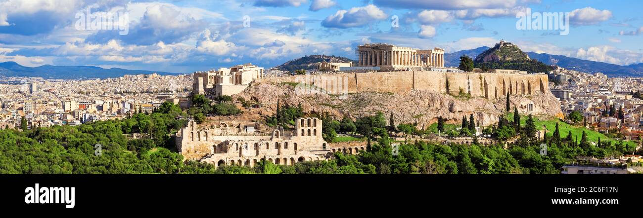 Panorama d'Athènes avec colline de l'Acropole, Grèce. L'Acropole d'Athènes situé sur un éperon rocheux au-dessus de la ville d'Athènes et contient les restes o Banque D'Images