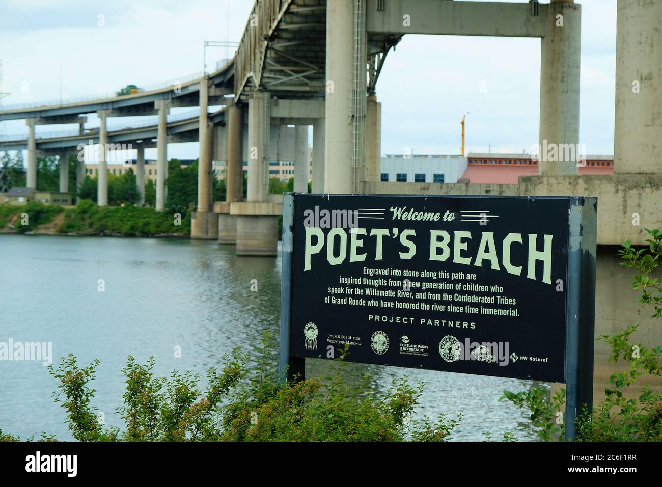 Panneau à Poet's Beach, sous le pont Marquam, près du quartier riverain et du centre-ville de Portland, Oregon; rivière Willamette. Banque D'Images