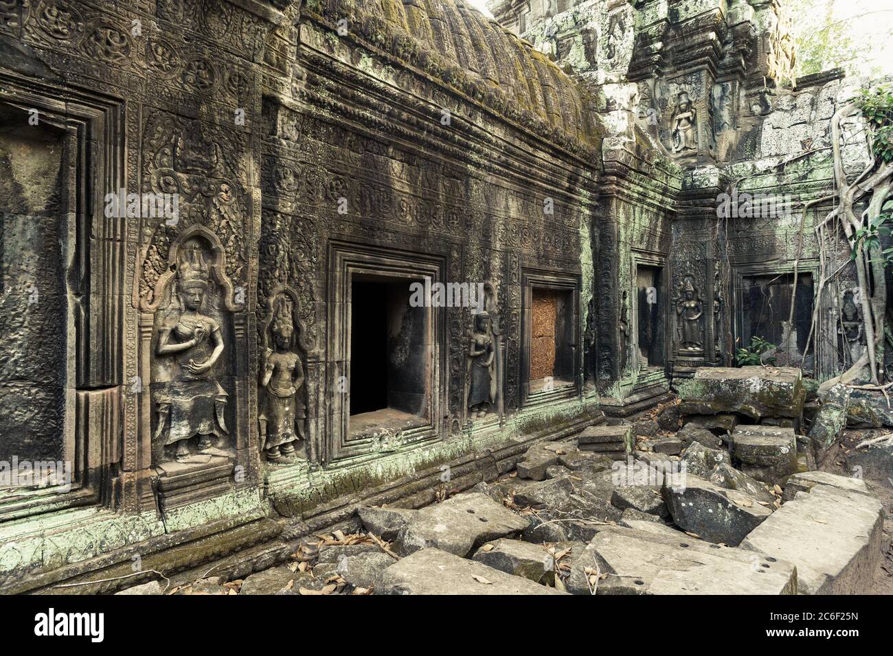 Cour intérieure des temples d'Angkor Wat pendant une journée ensoleillée Banque D'Images