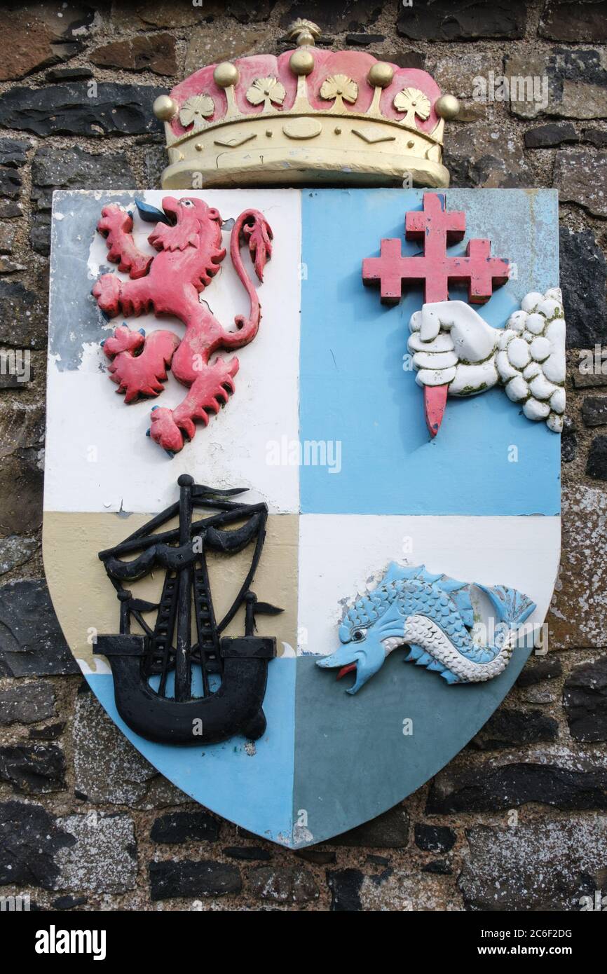 Écusson héraldique exposé sur le mur à l'entrée du château de Dunluce à Co. Antrim en Irlande du Nord Banque D'Images