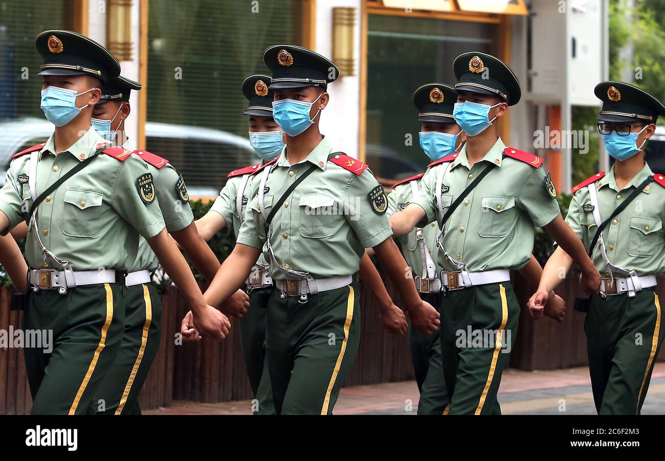 Pékin, Chine. 09e juillet 2020. Les soldats chinois, également connus sous le nom de police armée populaire (PAP), portent des masques protecteurs lors de la marche de retour dans leurs casernes après avoir changé de garde dans le quartier des ambassades de Pékin le jeudi 9 juillet 2020. Malgré l'assouplissement des restrictions et la menace baissée de Covid-19 dans la capitale chinoise, le gouvernement exige toujours que les gens portent un masque facial dans les zones publiques. Photo de Stephen Shaver/UPI crédit: UPI/Alay Live News Banque D'Images
