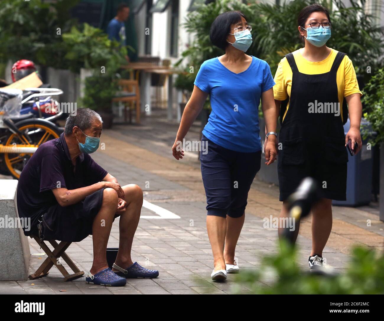 Pékin, Chine. 09e juillet 2020. Un mendiant de trottoir porte un masque facial protecteur dans le quartier des ambassades de Beijing le jeudi 9 juillet 2020. Malgré l'assouplissement des restrictions et la menace baissée de Covid-19 dans la capitale chinoise, le gouvernement exige toujours que les gens portent un masque facial dans les zones publiques. Photo de Stephen Shaver/UPI crédit: UPI/Alay Live News Banque D'Images