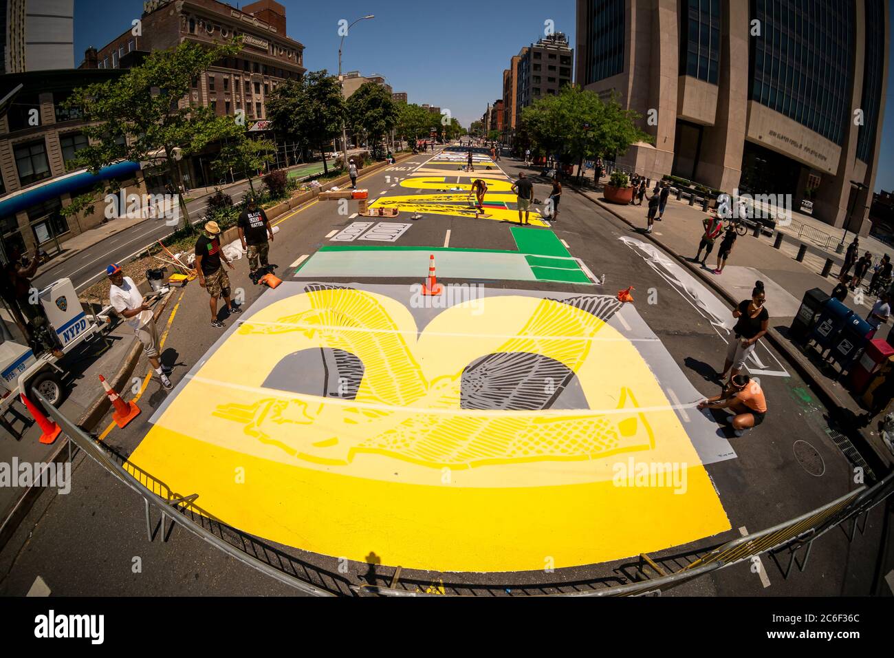 Des artistes locaux peignent une importante fresque « Black Lives Matter » sur Adam Clayton Powell Blvd à Harlem, New York, le samedi 4 juillet 2020. (© Richard B. Levine) Banque D'Images