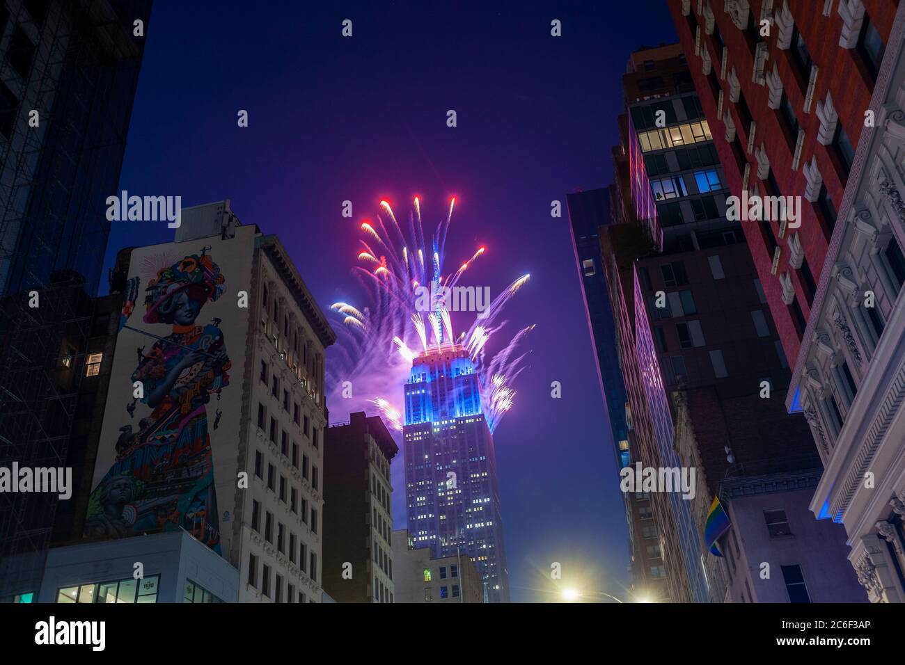 Les feux d'artifice sont tirés de l'Empire State Building à New York le jour de l'indépendance, le samedi 4 juillet 2020, comme finale de l'extravagance des feux d'artifice du 4 juillet de Macy. En raison de la pandémie de Covid-19, la finale réduite du spectacle depuis le bâtiment a été facilement visible de partout sans faire venir les foules. (© Richard B. Levine) Banque D'Images