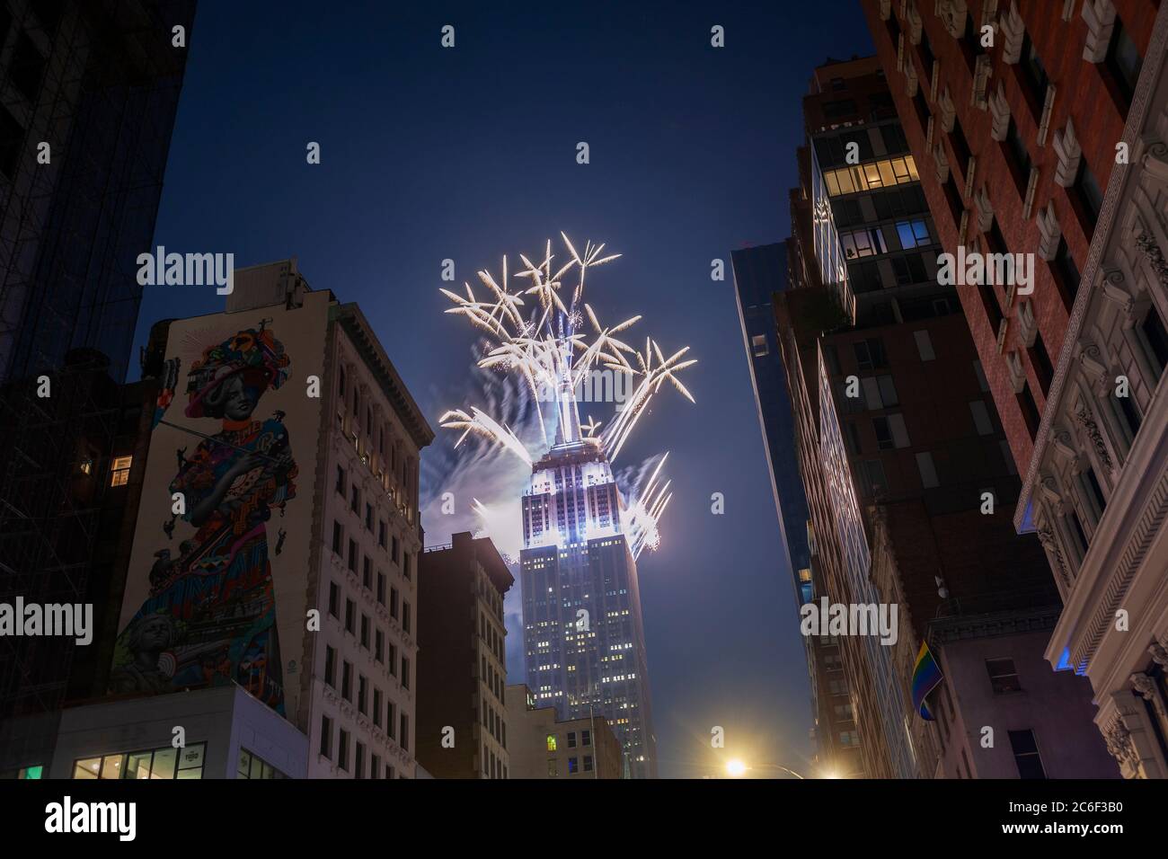 Les feux d'artifice sont tirés de l'Empire State Building à New York le jour de l'indépendance, le samedi 4 juillet 2020, comme finale de l'extravagance des feux d'artifice du 4 juillet de Macy. En raison de la pandémie de Covid-19, la finale réduite du spectacle depuis le bâtiment a été facilement visible de partout sans faire venir les foules. (© Richard B. Levine) Banque D'Images