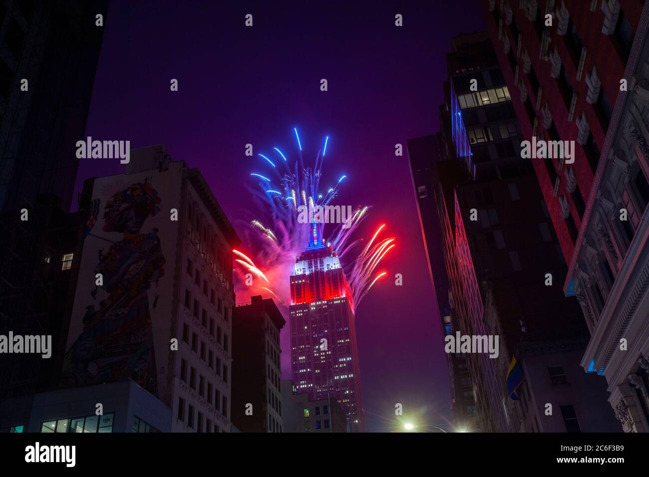 Les feux d'artifice sont tirés de l'Empire State Building à New York le jour de l'indépendance, le samedi 4 juillet 2020, comme finale de l'extravagance des feux d'artifice du 4 juillet de Macy. En raison de la pandémie de Covid-19, la finale réduite du spectacle depuis le bâtiment a été facilement visible de partout sans faire venir les foules. (© Richard B. Levine) Banque D'Images