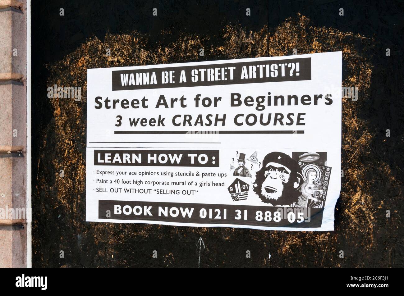 Coller l'affiche de graffiti offre un cours d'accident dans le fait d'être un artiste de rue. Banque D'Images