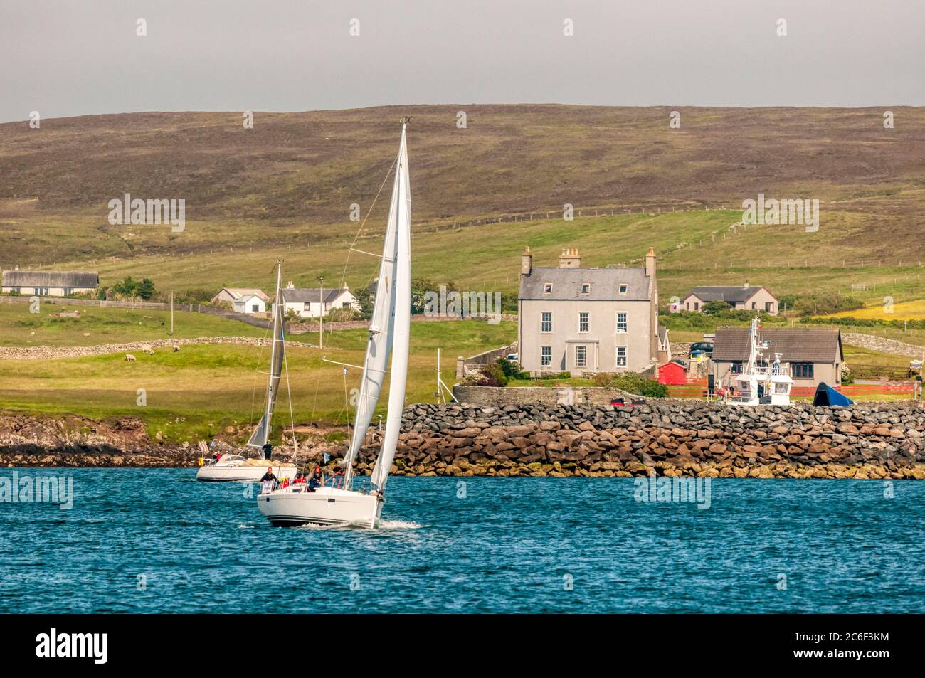 Yachts à Bressay Sound au large de Lerwick, Shetland, avec l'île de Bressay en arrière-plan. Banque D'Images