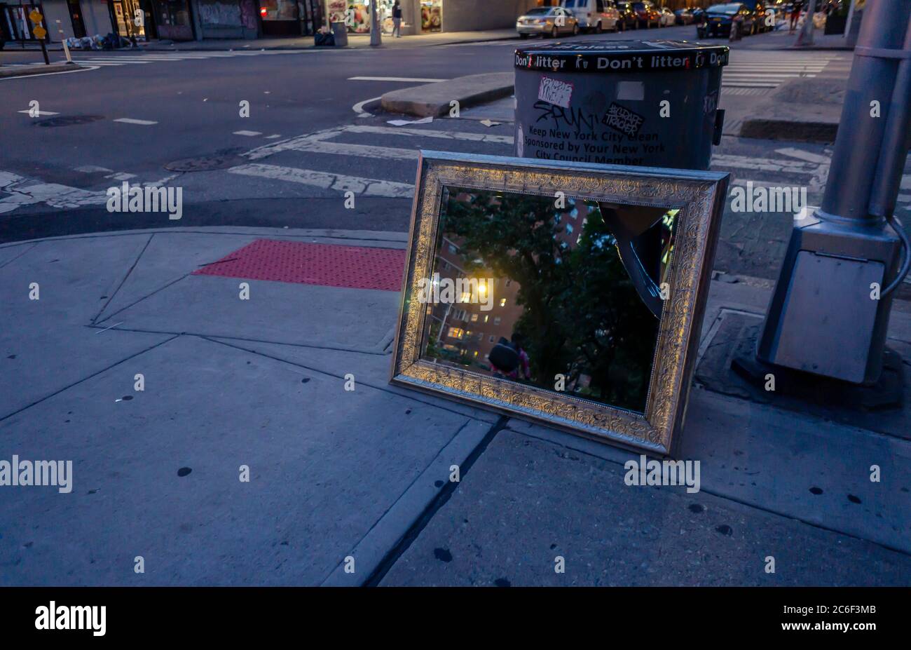 Un miroir brisé jeté attendant la prise en charge par le Département de l'assainissement dans le quartier de Chelsea, à New York, le dimanche 5 juillet 2020. (© Richard B. Levine) Banque D'Images