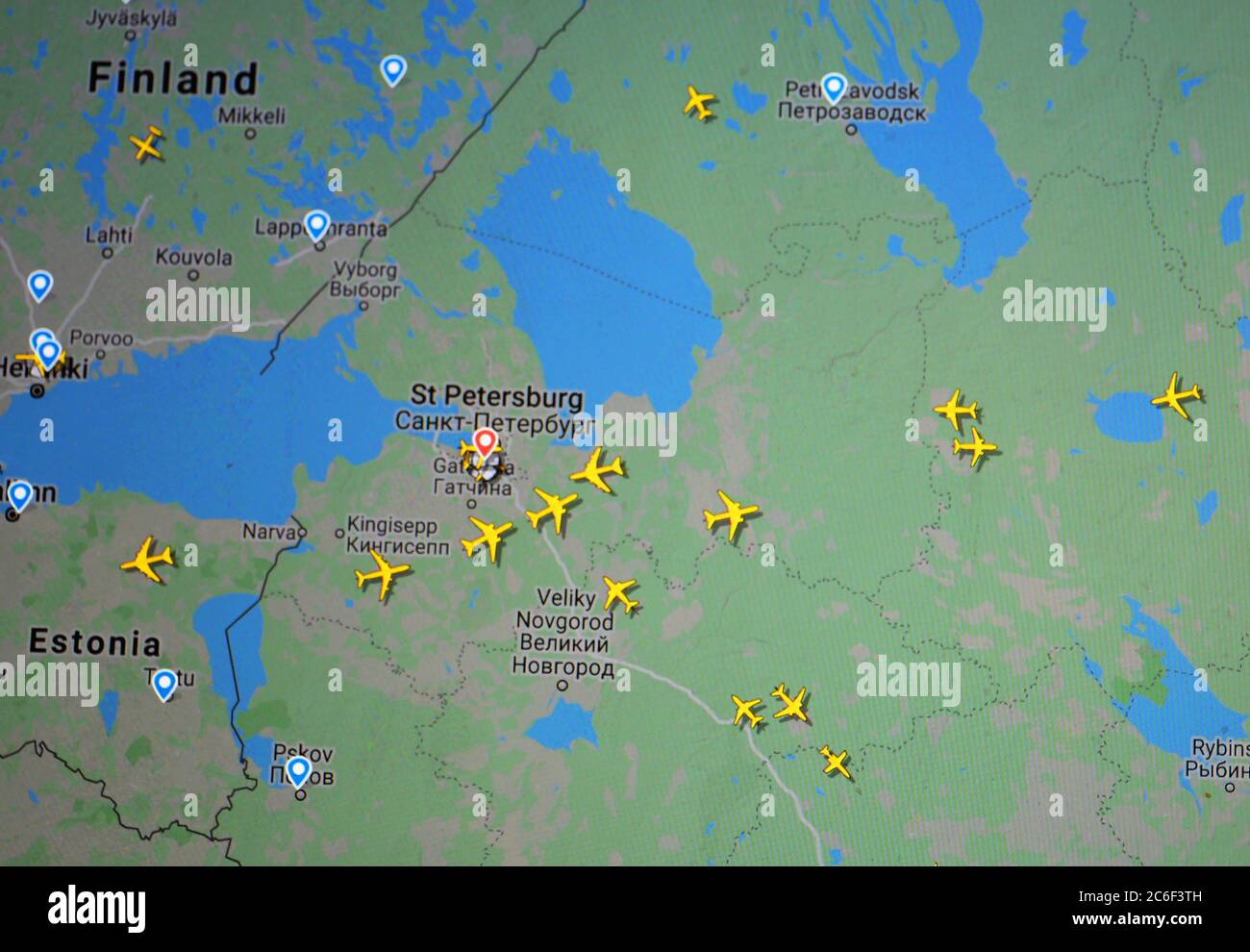 Trafic aérien au-dessus de la région de Saint-Pétersbourg, Russie (09 juillet 2020, UTC 15.34) sur Internet avec le site Flightracar 24 de Svenska Resenätverket AB Banque D'Images