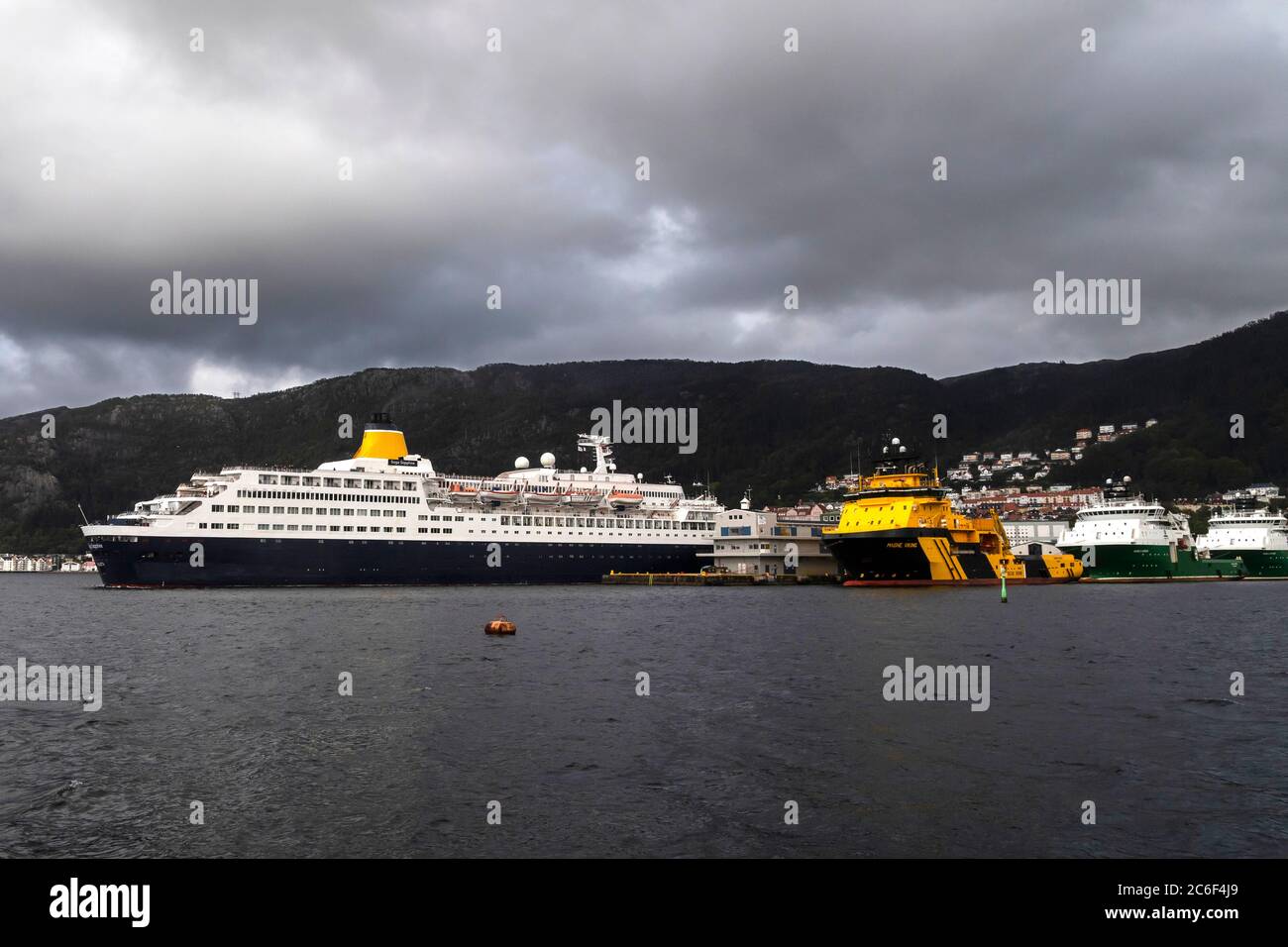 Bateau de croisière Saga Sapphire au départ du port de Bergen, Norvège. Navires d'approvisionnement offshore Magne Viking, Havila Jupiter et Havila venus Banque D'Images