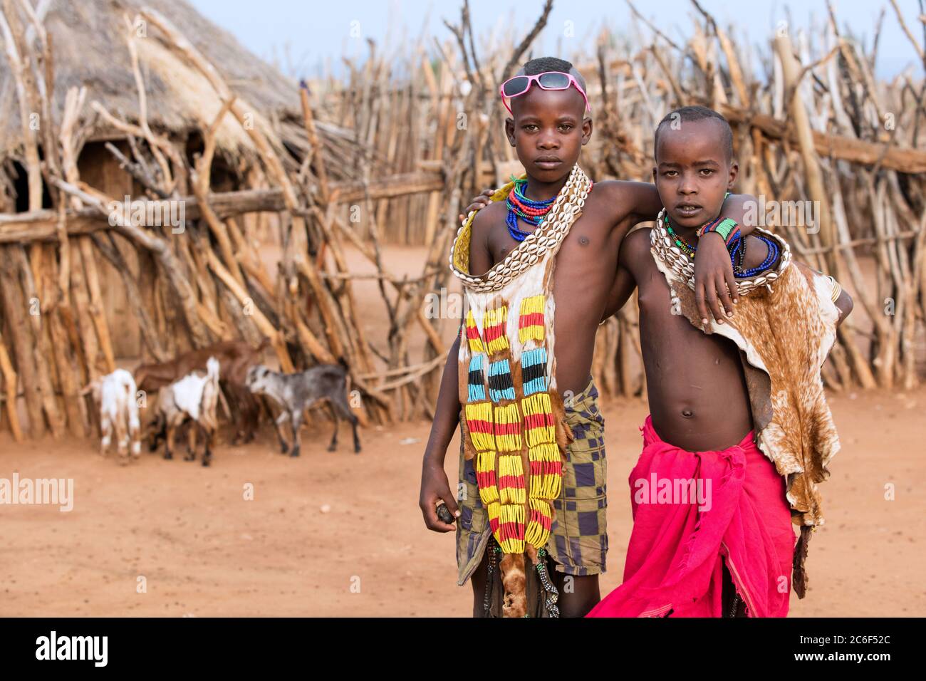 Deux enfants noirs de la tribu Hamar / Hamer en robe traditionnelle dans le village Turmi, vallée de la rivière Omo, zone de Debub Omo, sud de l'Éthiopie, Afrique Banque D'Images