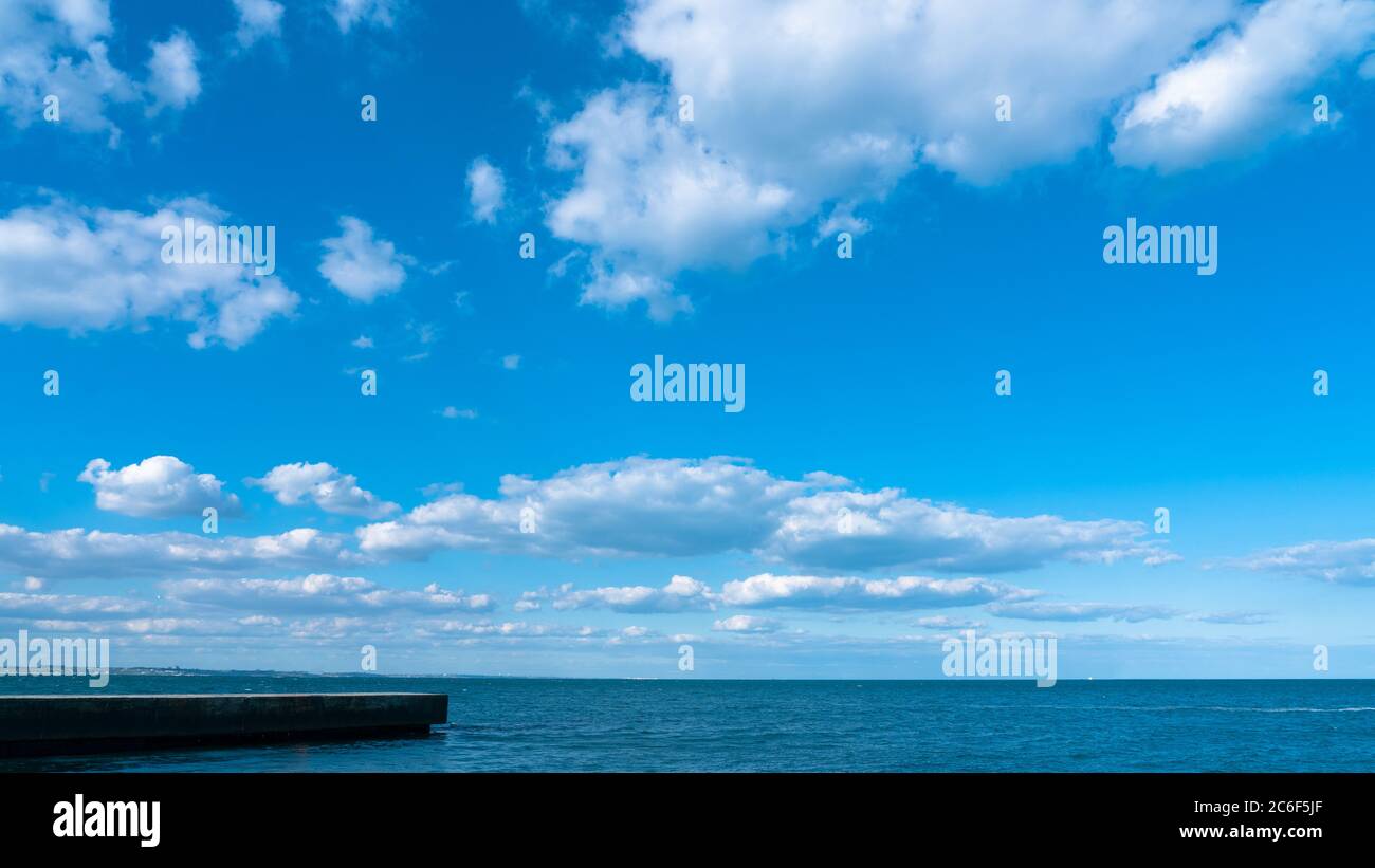 Paysage nuages blancs sur un ciel bleu, phénomène climatique atmosphérique, formes naturelles chaotiques créées par la nature. Banque D'Images