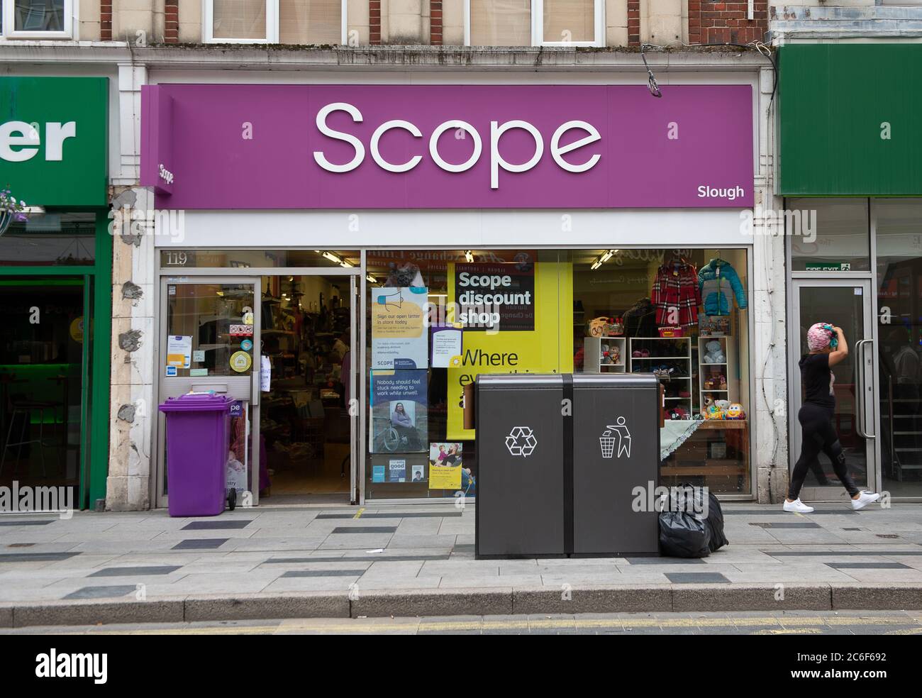 Slough, Berkshire, Royaume-Uni. 9 juillet 2020. La boutique de l'organisme de bienfaisance Scope à Slough High Street a rouvert ses portes après le confinement du coronavirus Covid-19. Crédit : Maureen McLean/Alay Banque D'Images