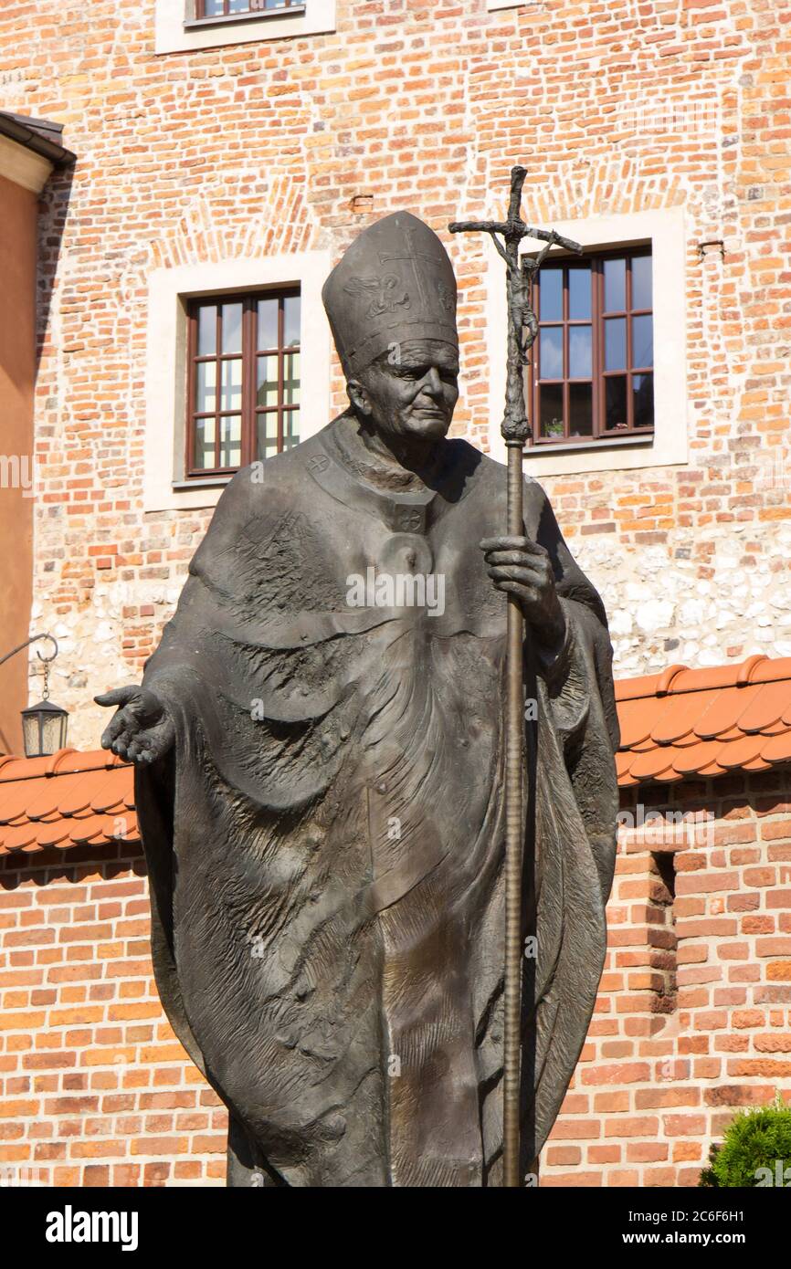 Cracovie , Pologne - 31 juillet 2017 : statue du Pape Saint Jean-Paul II au château royal de Wawel. Banque D'Images