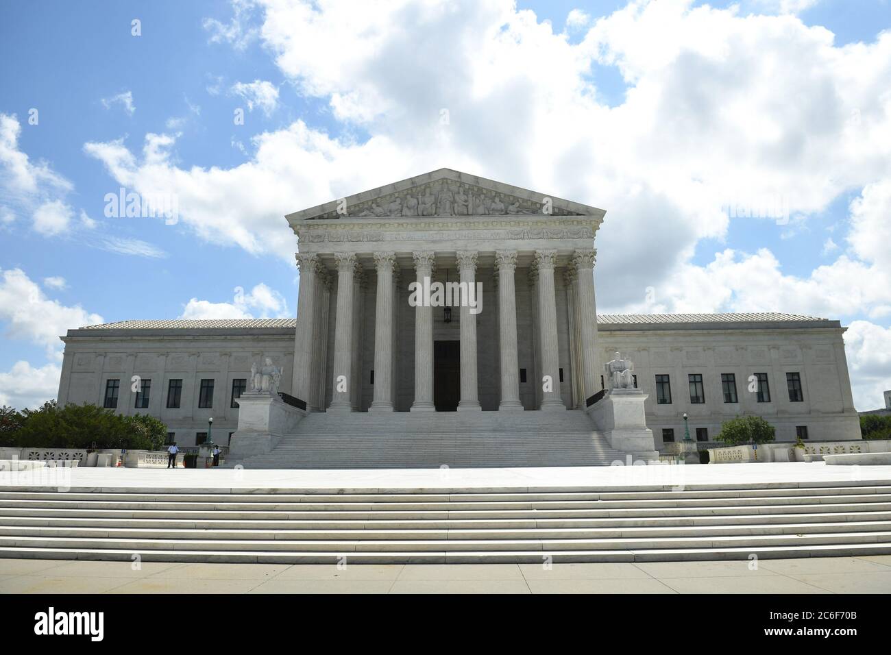 Washington, États-Unis. 09e juillet 2020. La Cour suprême des États-Unis est vue à Washington, DC, le jeudi 9 juillet 2020. La Cour suprême a statué aujourd'hui que le procureur de district de Manhattan pouvait obtenir les déclarations fiscales de Trump tout en empêchant le Congrès d'obtenir les dossiers fiscaux et financiers de Trump, renvoyant l'affaire devant des tribunaux inférieurs. Photo de Kevin Dietsch/UPI crédit: UPI/Alay Live News Banque D'Images