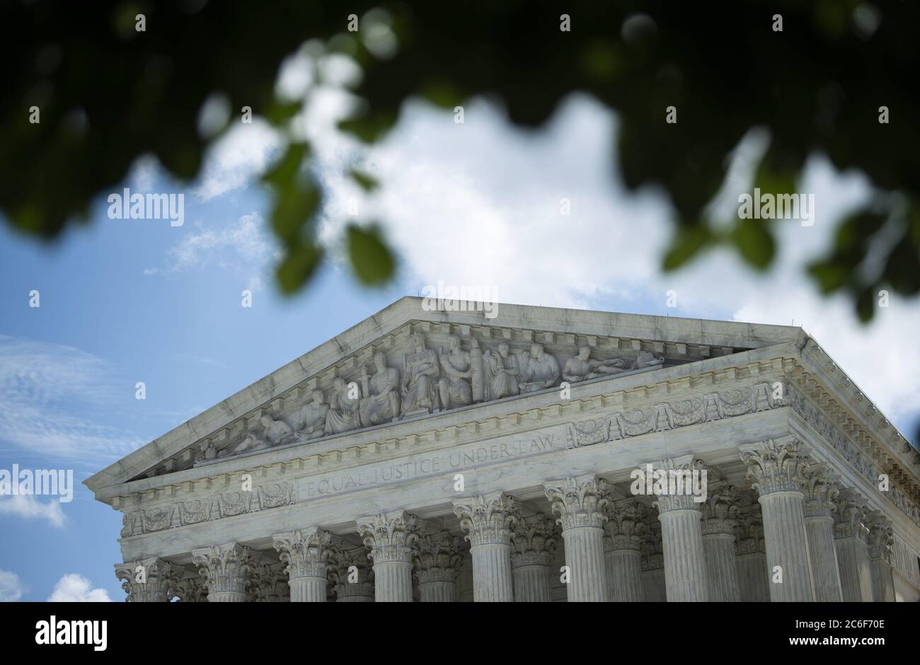 Washington, États-Unis. 09e juillet 2020. La Cour suprême des États-Unis est vue à Washington, DC, le jeudi 9 juillet 2020. La Cour suprême a statué aujourd'hui que le procureur de district de Manhattan pouvait obtenir les déclarations fiscales de Trump tout en empêchant le Congrès d'obtenir les dossiers fiscaux et financiers de Trump, renvoyant l'affaire devant des tribunaux inférieurs. Photo de Kevin Dietsch/UPI crédit: UPI/Alay Live News Banque D'Images