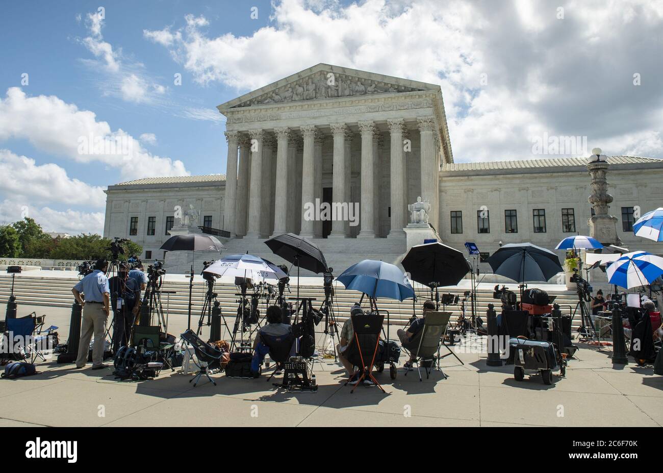 Washington, États-Unis. 09e juillet 2020. Des équipes de presse télévisée ont été établies devant la Cour suprême des États-Unis à Washington, DC, le jeudi 9 juillet 2020. La Cour suprême a statué aujourd'hui que le procureur de district de Manhattan pouvait obtenir les déclarations fiscales de Trump tout en empêchant le Congrès d'obtenir les dossiers fiscaux et financiers de Trump, renvoyant l'affaire devant des tribunaux inférieurs. Photo de Kevin Dietsch/UPI crédit: UPI/Alay Live News Banque D'Images