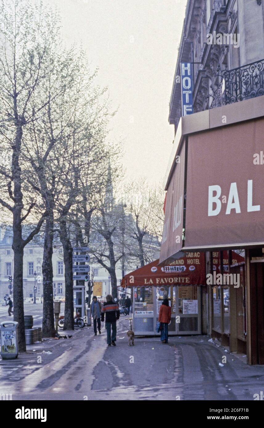 Le trajet matinal passe devant le bar la Favorite de la place Saint Michel à Paris _cliché d'archives numérisé depuis la transparence; 1972 Banque D'Images