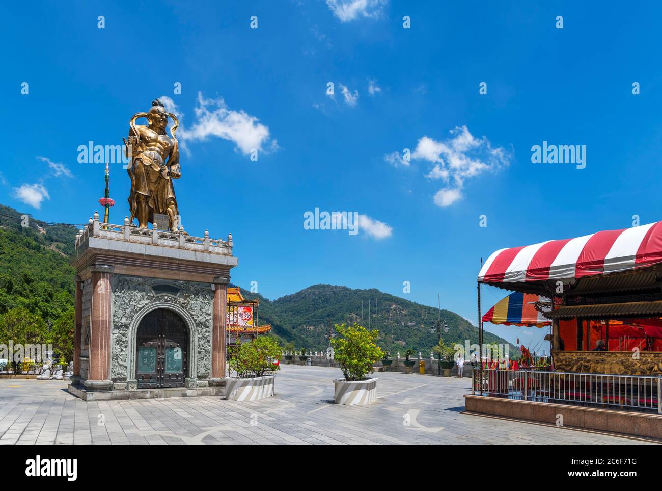 Statue de gardien bouddhiste sur la terrasse du temple de Kek Lok si, Air ITAM, Penang, Malaisie Banque D'Images