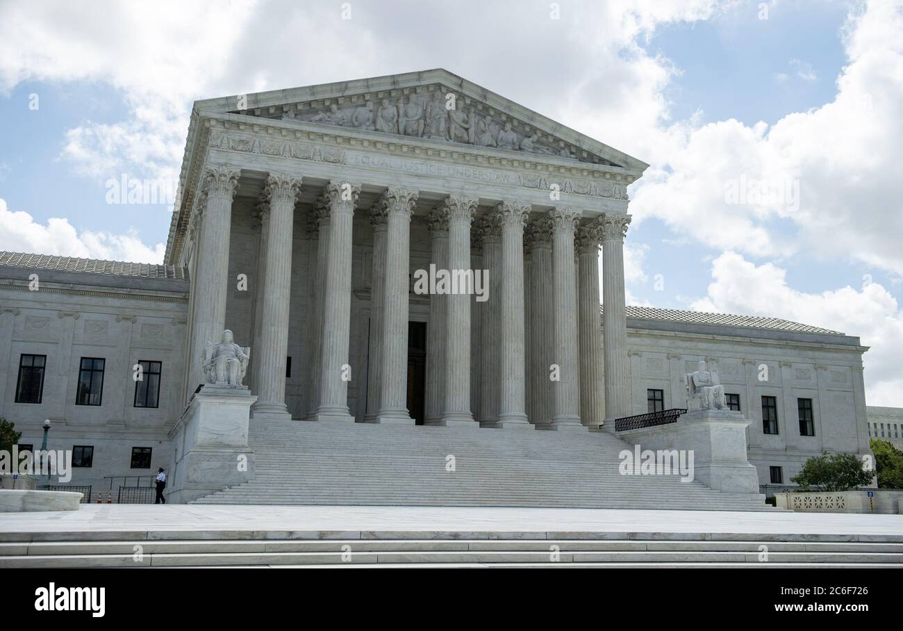 Washington, États-Unis. 09e juillet 2020. La Cour suprême des États-Unis est vue à Washington, DC, le jeudi 9 juillet 2020. La Cour suprême a statué aujourd'hui que le procureur de district de Manhattan pouvait obtenir les déclarations fiscales de Trump tout en empêchant le Congrès d'obtenir les dossiers fiscaux et financiers de Trump, renvoyant l'affaire devant des tribunaux inférieurs. Photo de Kevin Dietsch/UPI crédit: UPI/Alay Live News Banque D'Images
