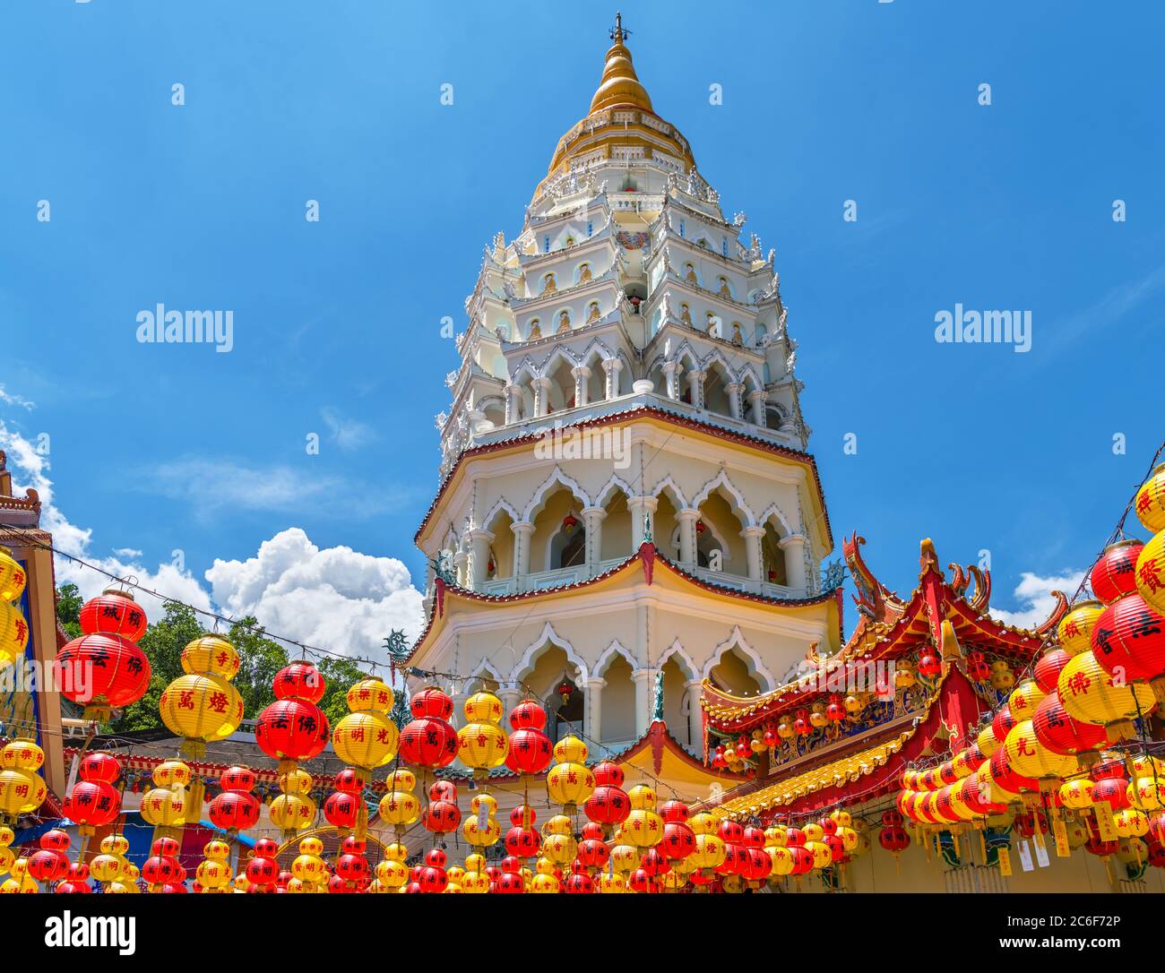 Sommet de la pagode des dix mille Bouddhas au temple de Kek Lok si, un temple bouddhiste à Air ITAM, Penang, Malaisie Banque D'Images