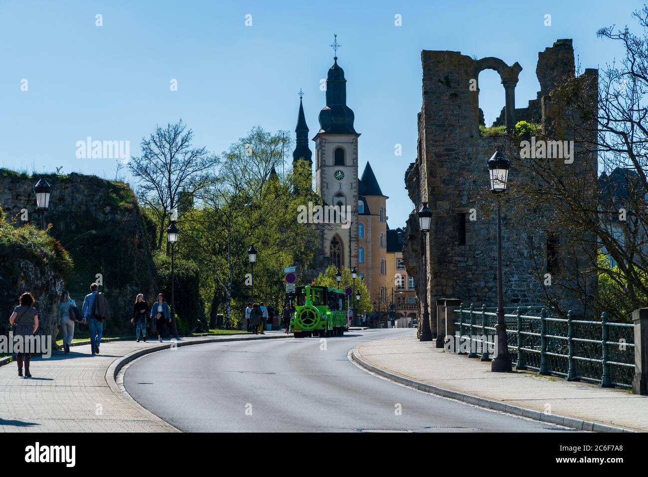 LUXEMBOURG, LUXEMBOURG - 18 AVRIL 2019 : visite à pied ou en train - Hollow tooth et église Saint Michel dans le quartier de la ville haute Banque D'Images