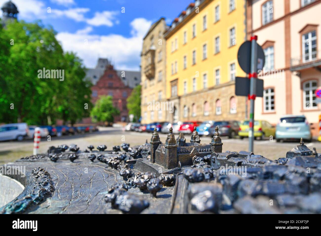 Aschaffenburg, Allemagne - juillet 2020 : réplique miniature d'un modèle d'examen tactile pour les aveugles du centre-ville historique avec un accent sur le palais Banque D'Images