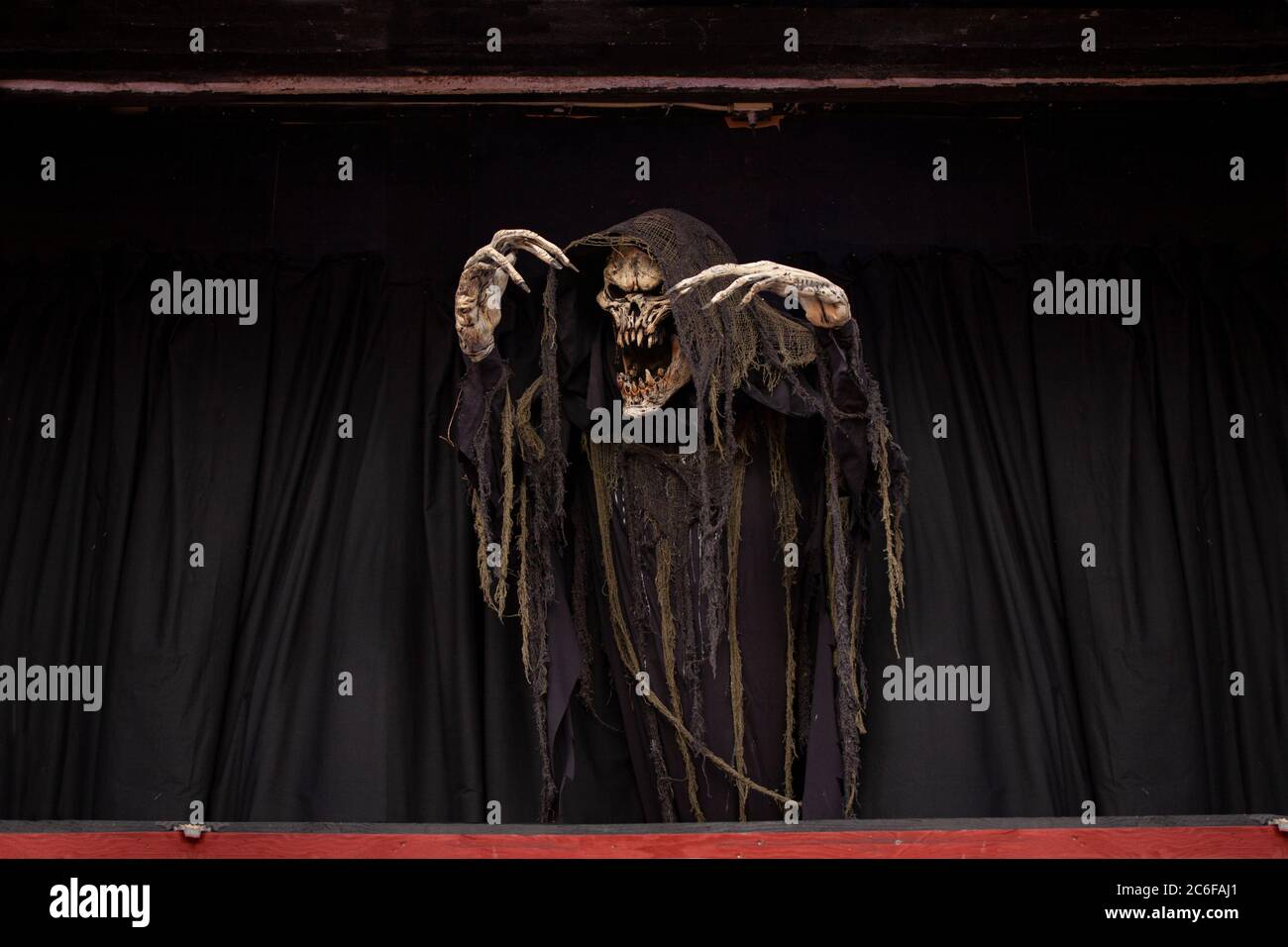 Figurine de remise en forme de la mort du squelette effrayante à l'extérieur du train fantôme en balade au parc d'expositions de la foire. Copenhague, Danemark - 7 juillet 2020. Banque D'Images