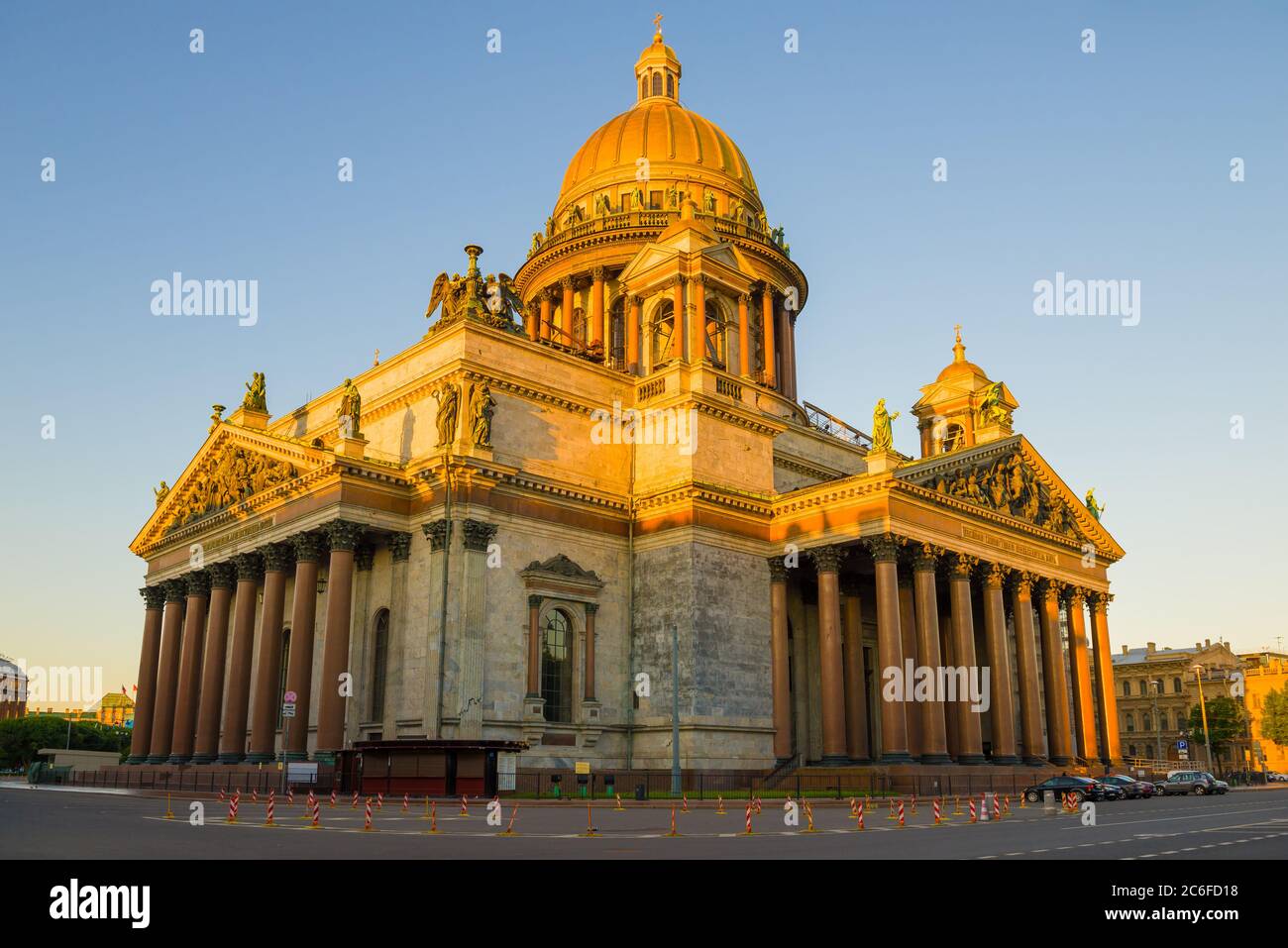 La cathédrale Saint-Isaac se ferme un matin ensoleillé de juin. Saint-Pétersbourg, Russie Banque D'Images