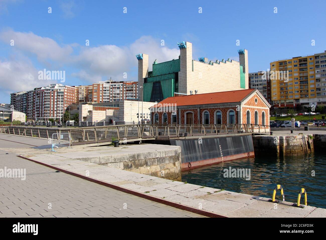 Festival Palace Palacio de Festivales Santander Cantabria Espagne Bâtiment conçu pour représenter un tigre qui repose sur son dos avec ses jambes dans l'air Banque D'Images