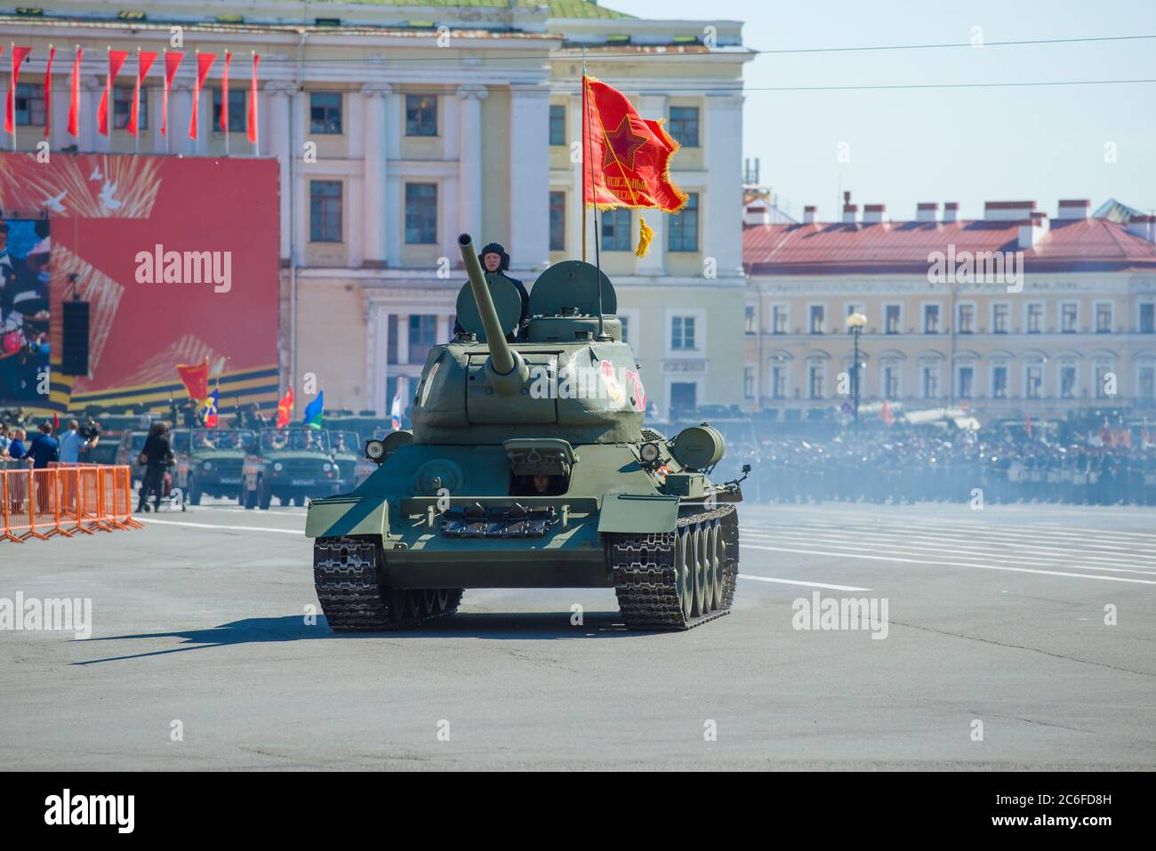 ST. PETERSBOURG, RUSSIE - 24 JUIN 2020 : char soviétique T19-1945 34 sur le défilé militaire en l'honneur du jour de la victoire. Saint-Pétersbourg Banque D'Images