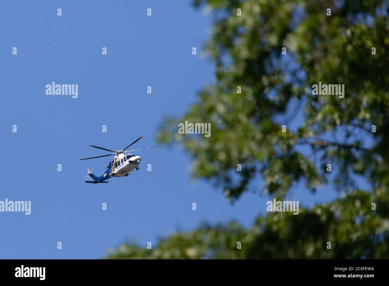 WOODBRIDGE, NEW JERSEY - 1er juin 2020 : un hélicoptère de la police de l'État du New Jersey fait le tour de la région à la fin du printemps Banque D'Images