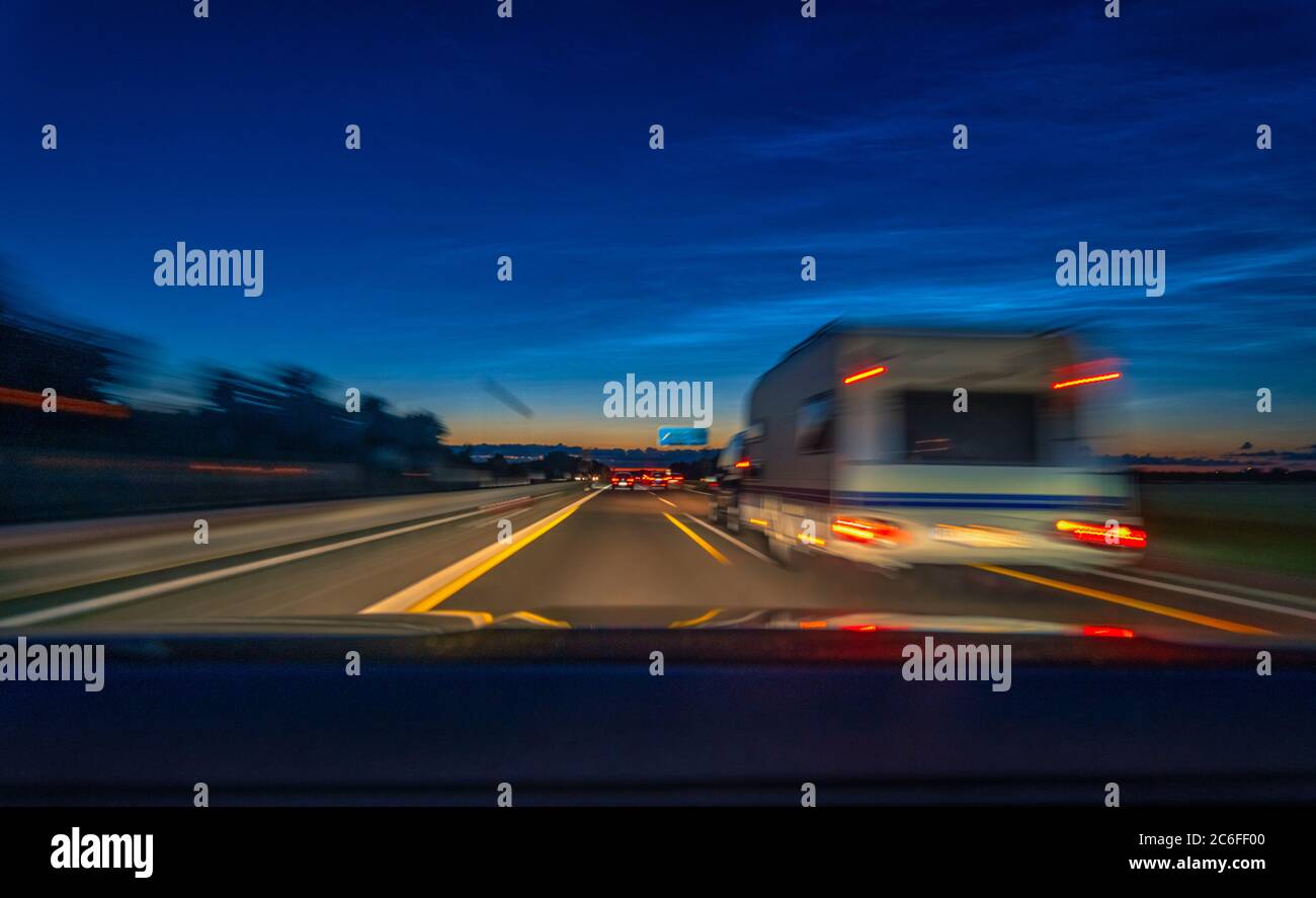 Remorque en mouvement sur une autoroute à la fin du coucher du soleil Banque D'Images