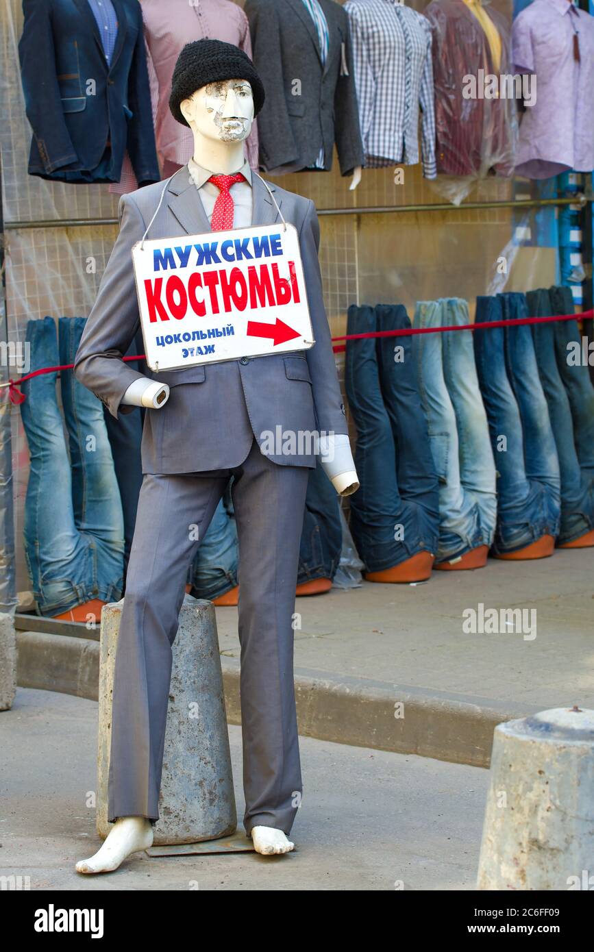 ST. PETERSBURG, RUSSIE - 15 JUIN 2020 : ancien mannequin dans la costume d’un homme avec un signe pointant vers Apraksin Dvor Banque D'Images