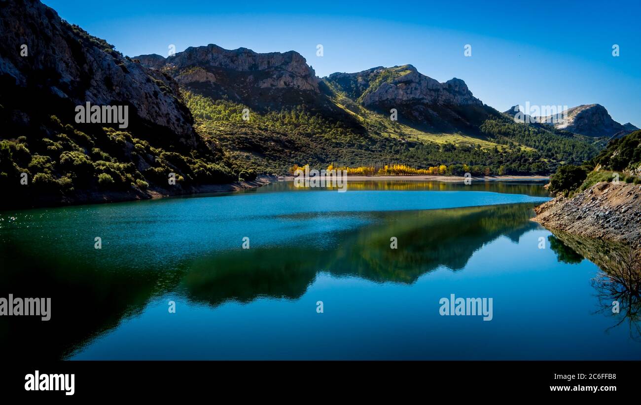 vue idyllique d'automne sur le réservoir d'eau potable artificielle panta del gorg blau dans une vallée avec le reflet de la chaîne de montagnes serra de tramuntana Banque D'Images