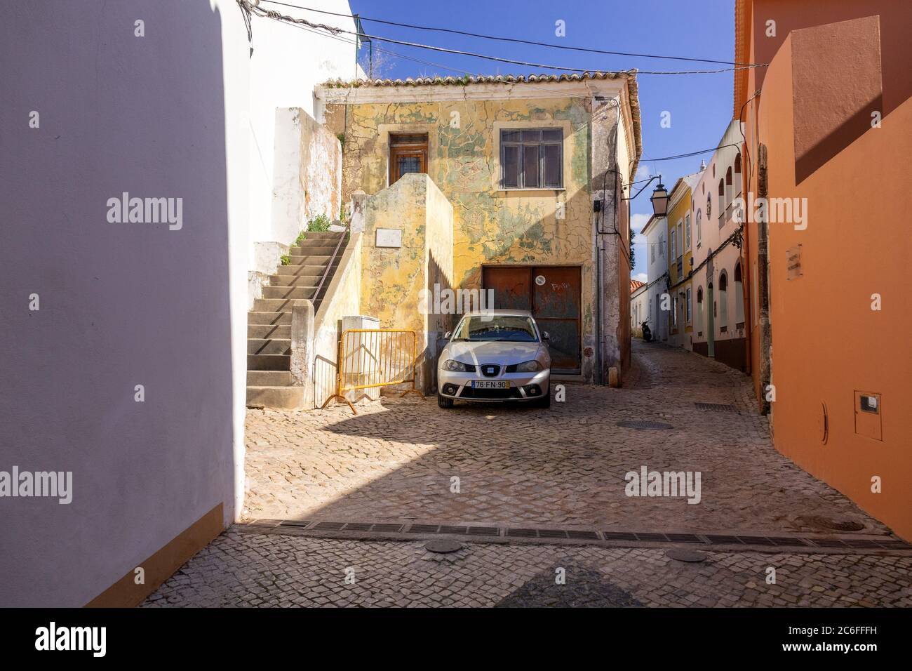 Une rue résidentielle secondaire avec la vieille maison et la voiture garée en face dans le centre-ville de Silves Portugal Banque D'Images