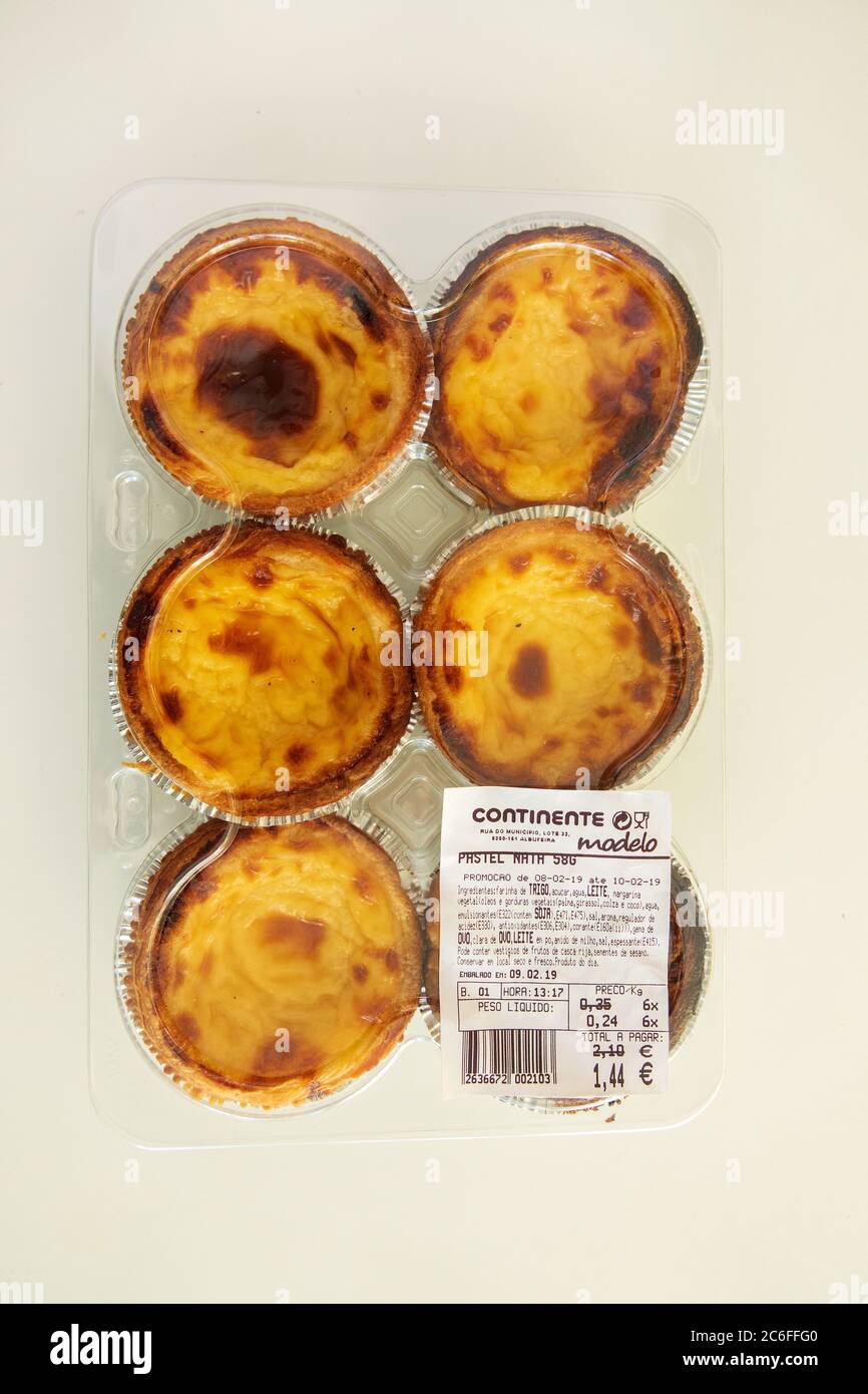 Plastique Clamshell paquet de Pasteis de Nata (pastel de Nata), de supermarché Continente en vente Prix à prix réduits Portugal isolé découpe sur blanc B. Banque D'Images